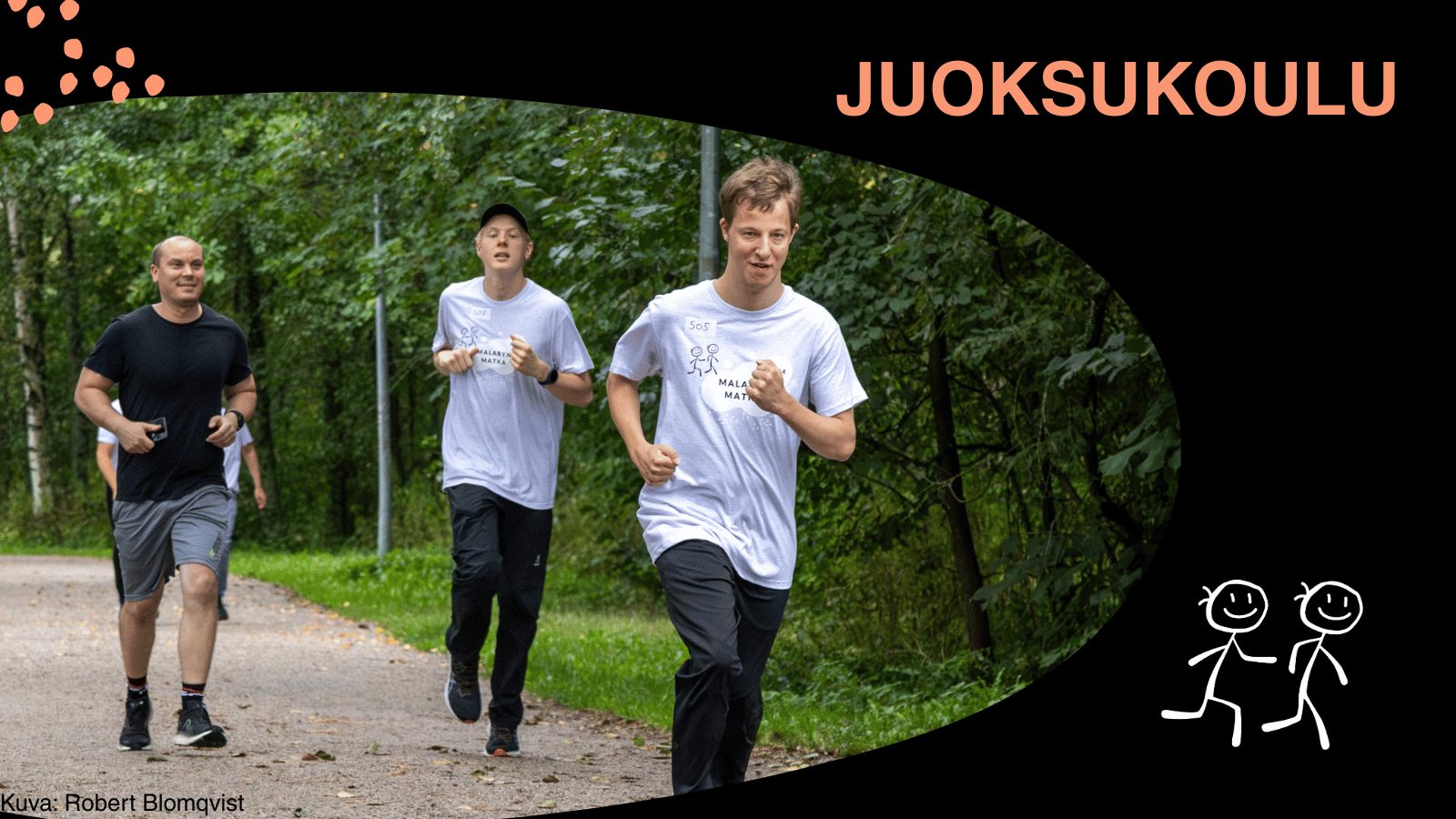 Tule juoksukouluun treenaamaan kannustavassa porukassa. Kolme iloista juoksijaa kesäisen vihreässä maisemassa.