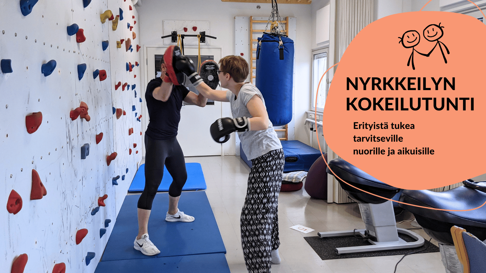 Monenlaista kivaa tekemistä vielä ennen joulua. Nyrkkeilyn kokeilutunti erityistä tukea tarvitseville nuorille ja aikuisille. Nuori nyrkkeilemässä ohjaajan pitämiä pehmusteita vasten.