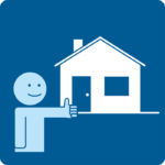 Hymyilevä ihminen peukalo pystyssä rakennuksen edessä.