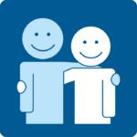 Kaksi ihmistä halaavat toisiaan hymyillen.