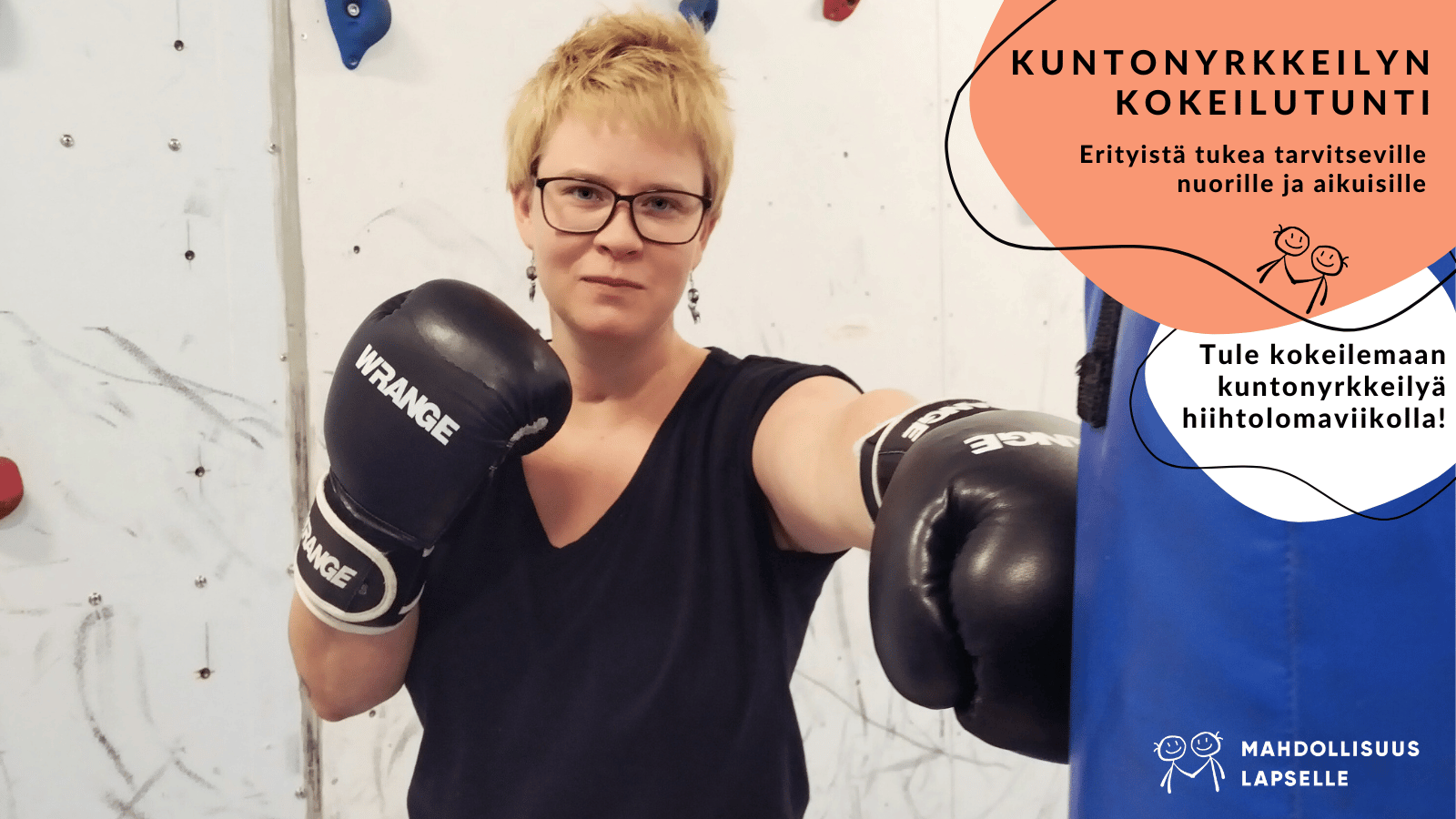 Tule kokeilemaan kuntonyrkkeilyä hiihtolomalla erityistä tukea tarvitseva nuori tai aikuinen. Hymyilevä nainen iskee nyrkkeilysäkkiä nyrkkeilyhanskat kädessä.