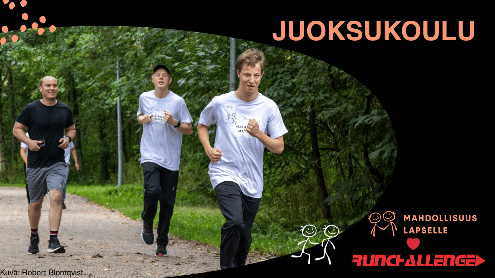 RunChallenge-juoksukoulu. Kolme iloista juoksijaa kesäisessä maisemassa.
