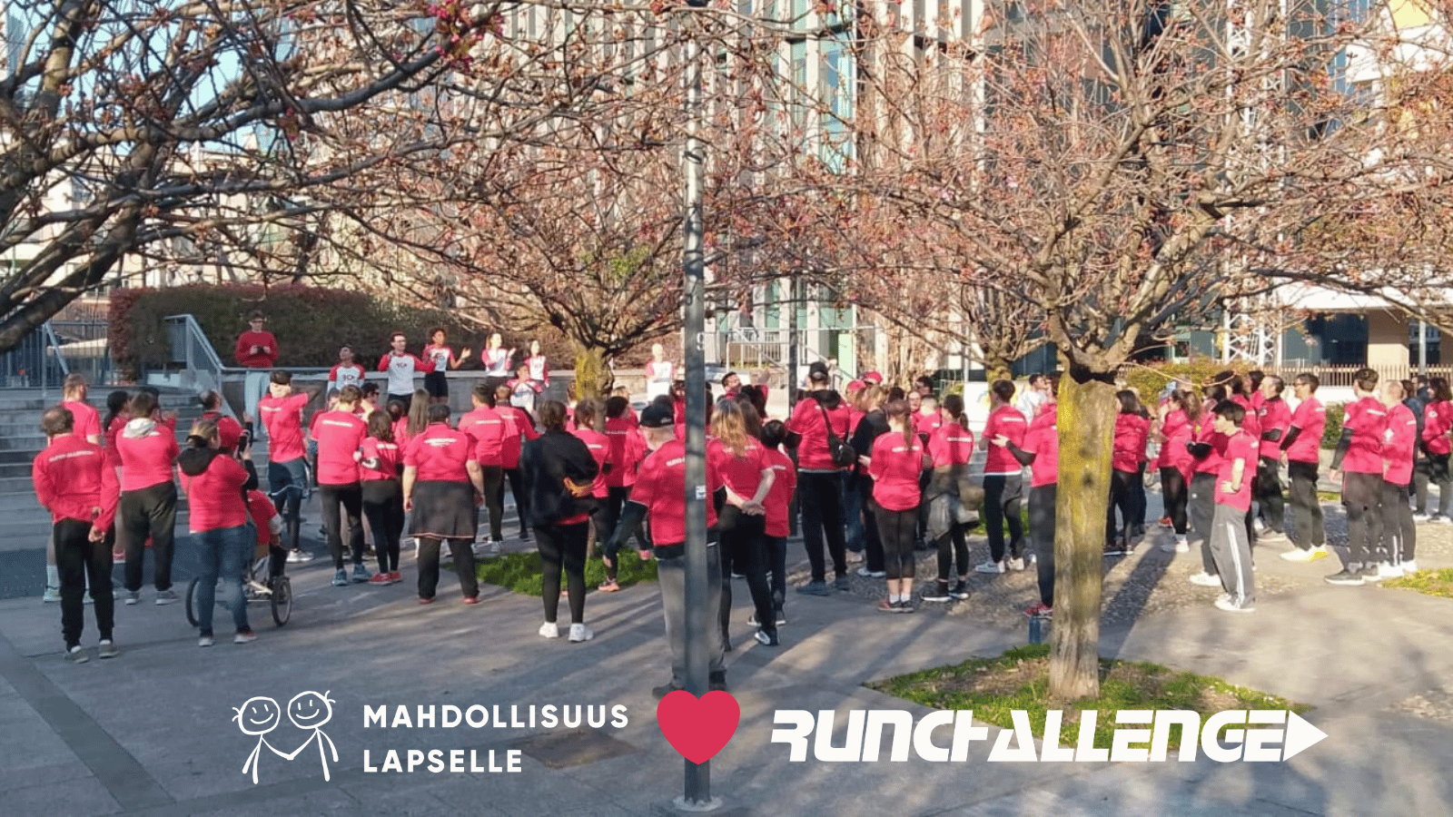 RunChallenge juoksukoulu aloittaa treenaamisen. Ihmisiä punaisissa paidoissa puistossa. RunChallenge ja Mahdollisuus lapselle logot.