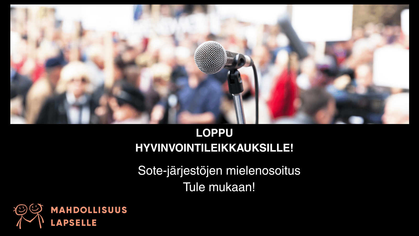 Ihmisiä mielenosoituksessa. Etualalla mikrofoni. Soste järjestää kaikille avoimen mielenosoituksen Helsingissä.